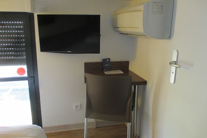 Room 28 of 62