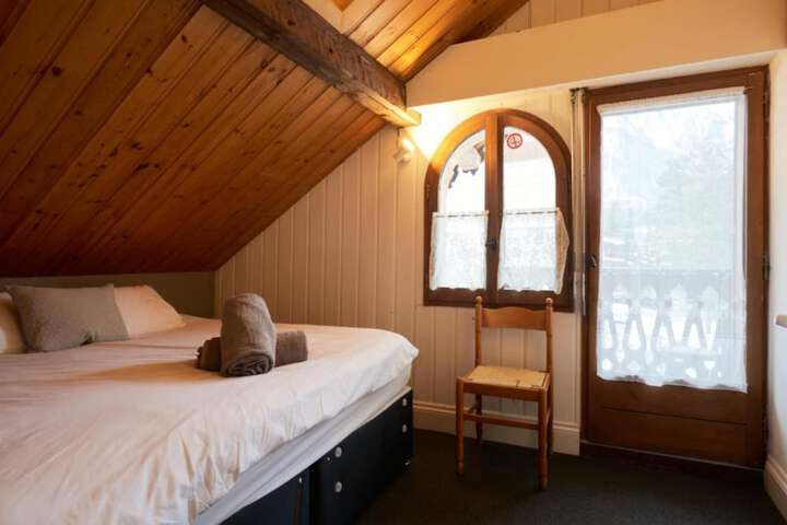 Room 9 of 33