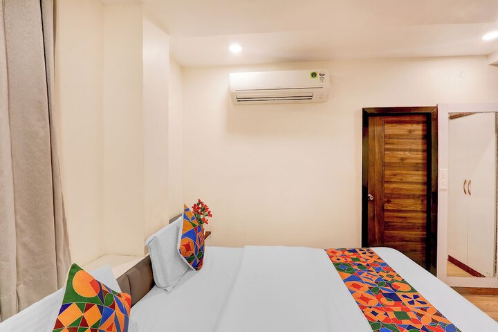 Room 10 of 32