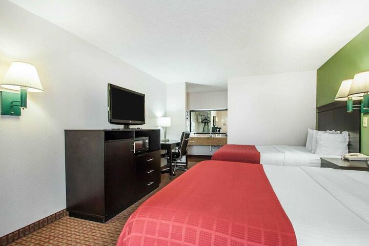 1 Queen Bed (9 of 10)