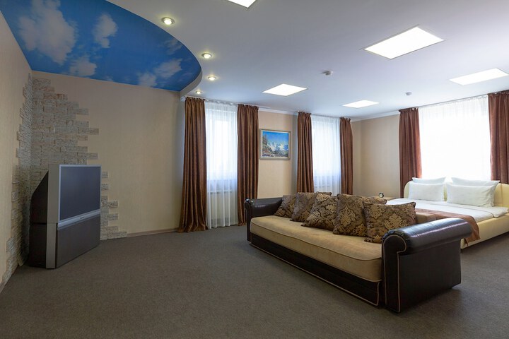 Room 27 of 90