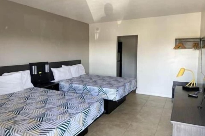 1 Queen Bed (1 of 2)