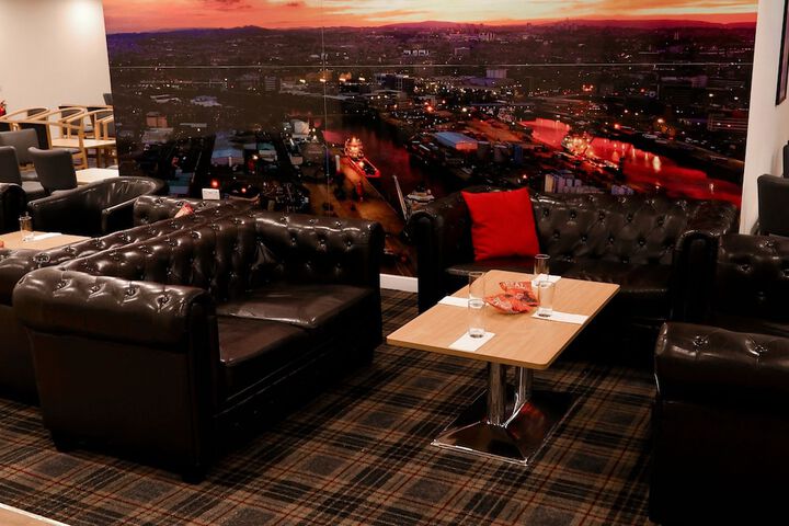 Lounge 28 of 32