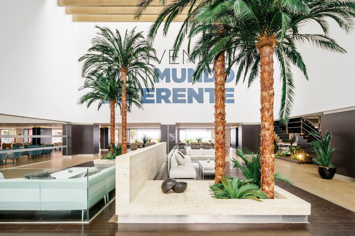 Entrance & Lobby