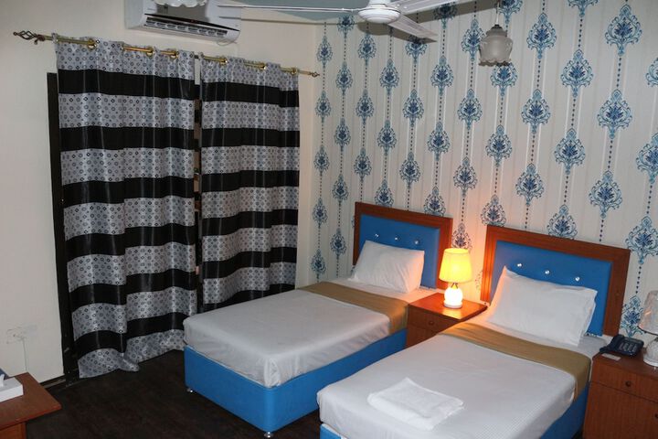 Room 4 of 16