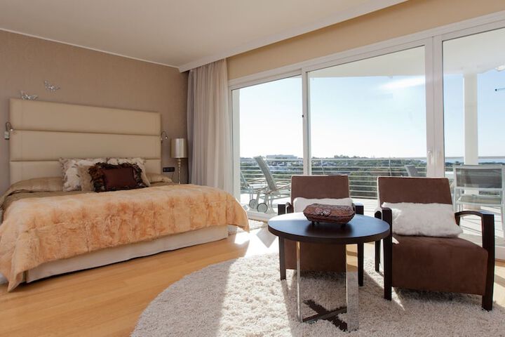 Room 16 of 174