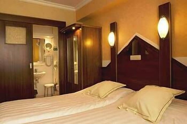 Room 10 of 31