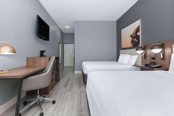 1 King Bed (2 of 3)