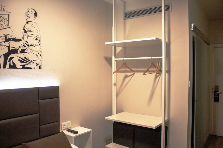 Room 4 of 34
