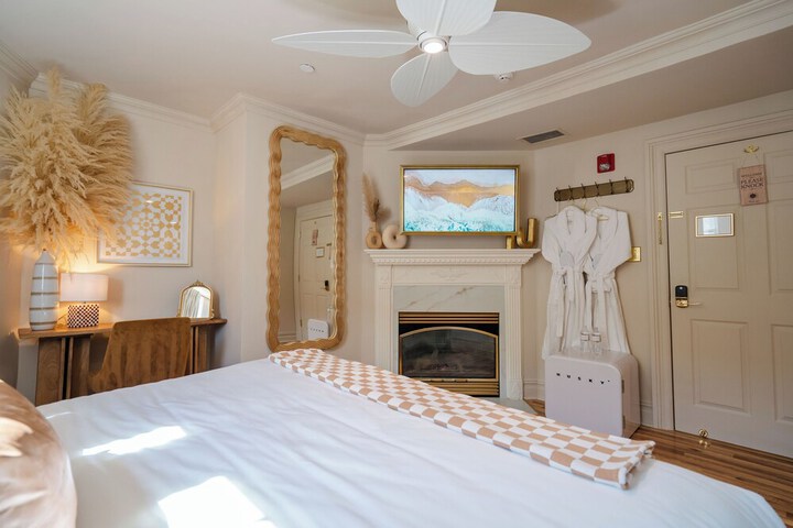 Room 43 of 148