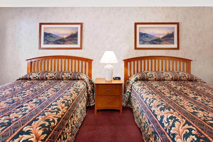 2 Queen Beds (1 of 4)