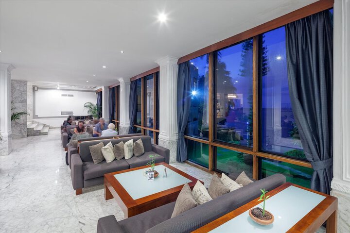 Lounge 66 of 90