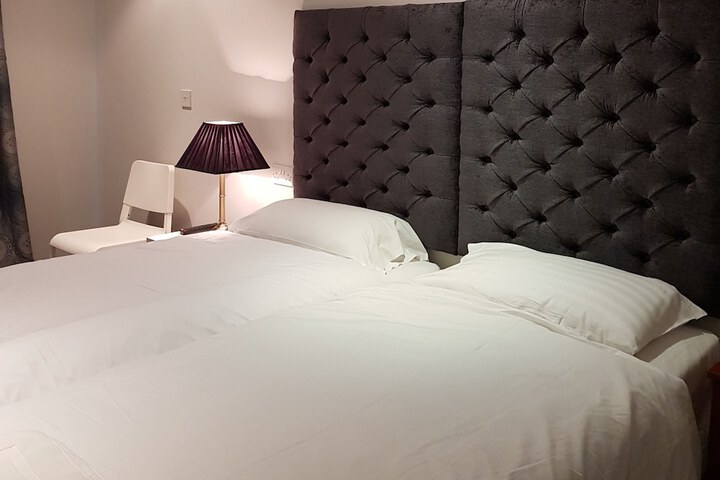Room 2 of 10