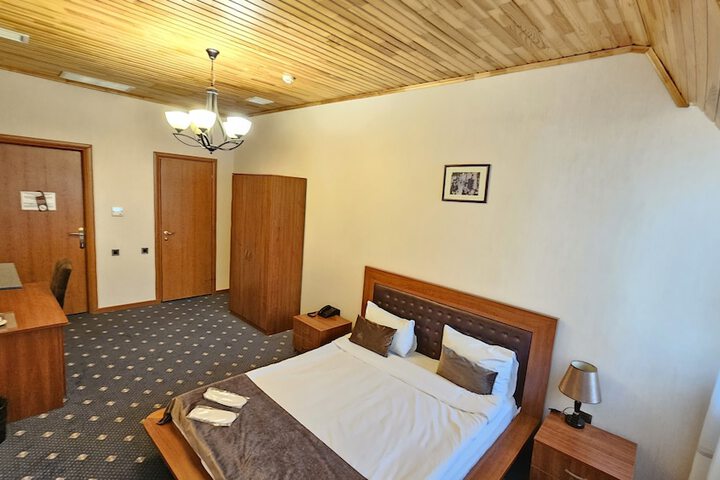 Room 21 of 34