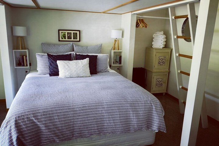 Room 4 of 24