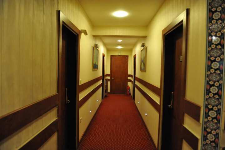 Room 6 of 12