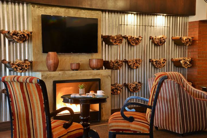 Lounge 91 of 156