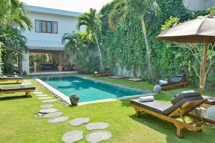 Hotel with Pool