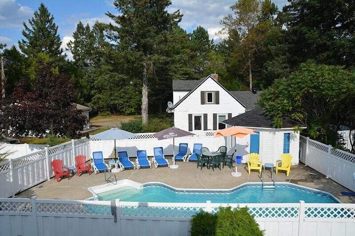 Swimming pool at Motel des Pentes et Suites