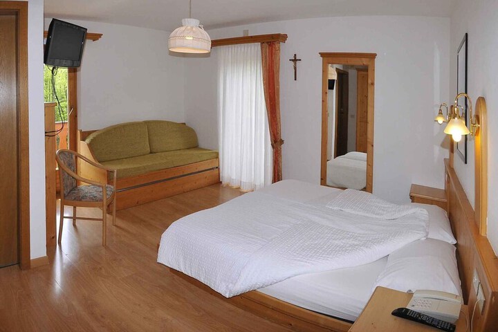 Room 5 of 11