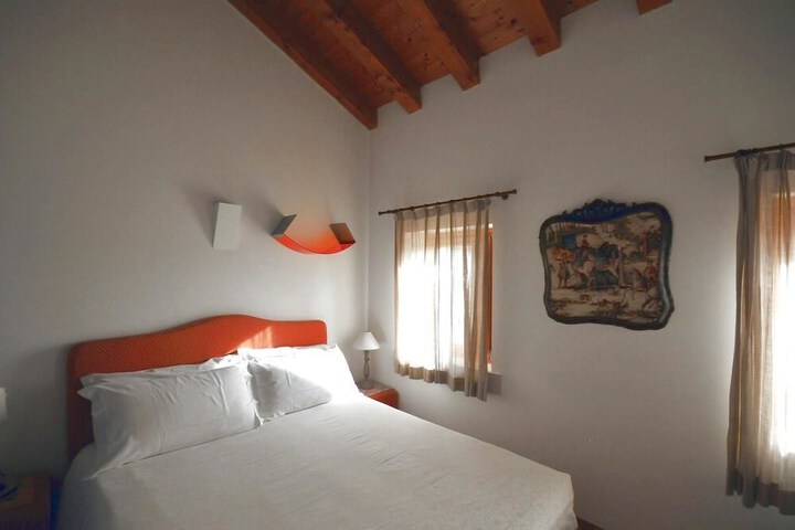 Room 5 of 53