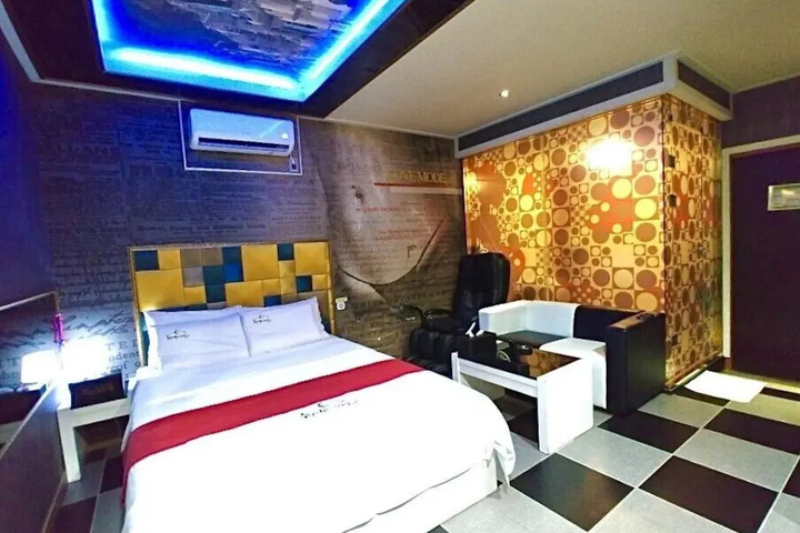 Room 4 of 14