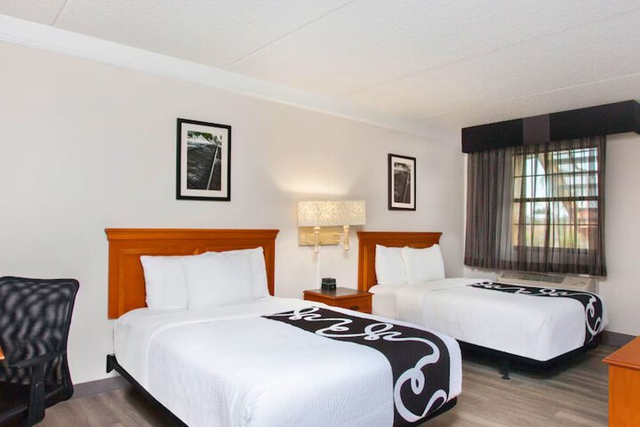 2 Double Beds (6 of 8)