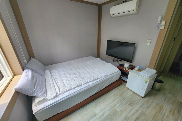 Room 13 of 29