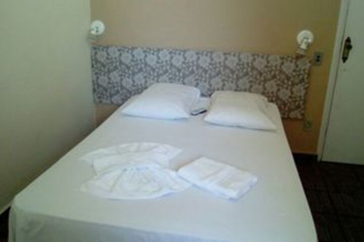 Room 32 of 34
