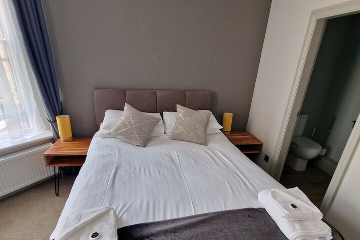 Room 4 of 10