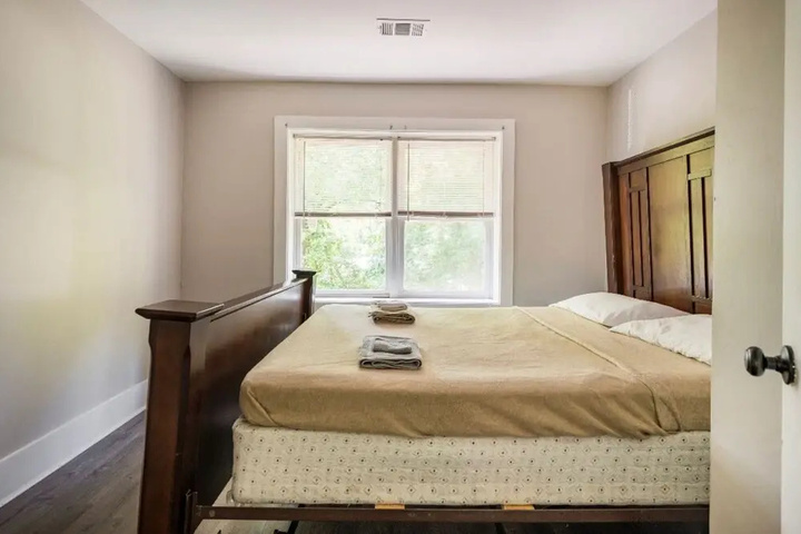 Room 4 of 18