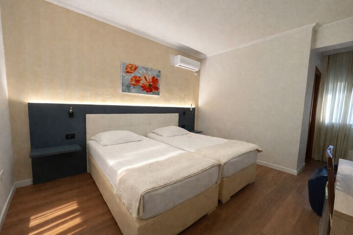 Room 12 of 85
