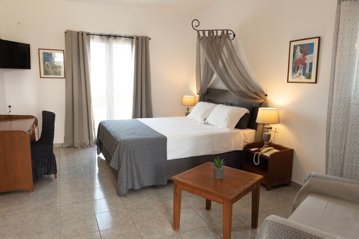 Room 32 of 210