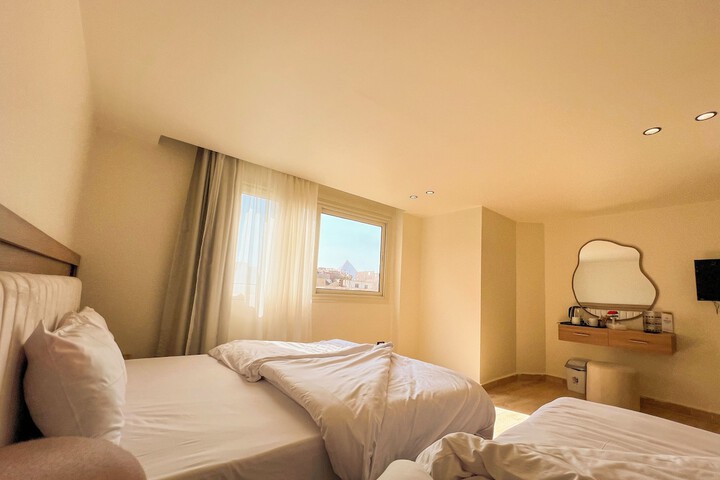 Room 28 of 174