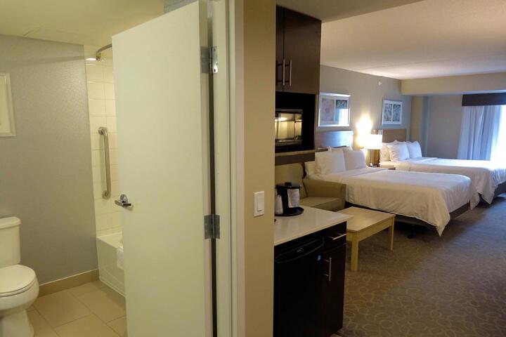 1 Queen Bed (3 of 9)