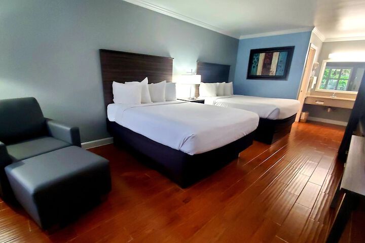 2 Queen Beds (3 of 8)