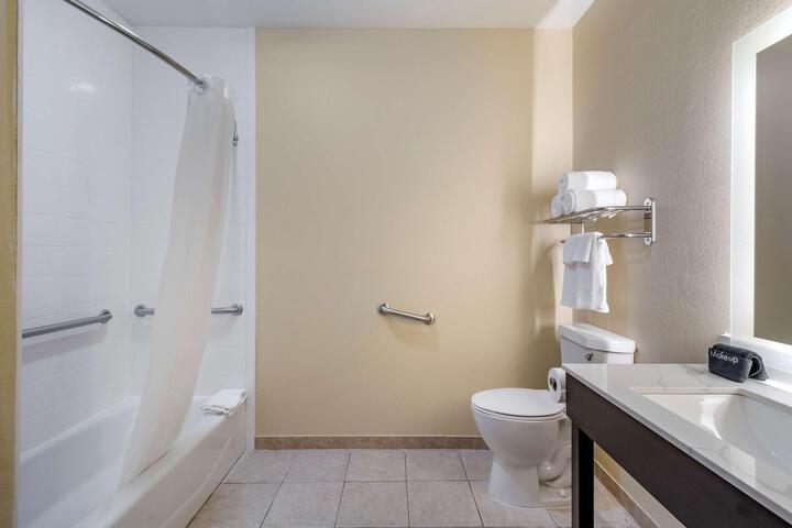 2 Queen Beds Microwave and Refrigerator High Speed Internet Accessible Pillowtop Bed Coffee Maker Full Breakfast (3 of 13)