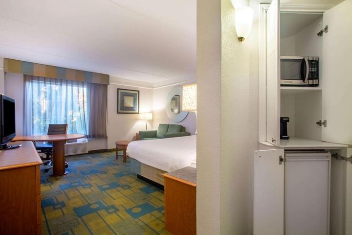 1 King Bed Deluxe Room (13 of 16)