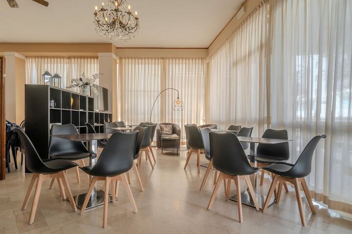 Lobby lounge