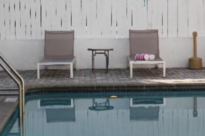 Swimming pool [outdoor]