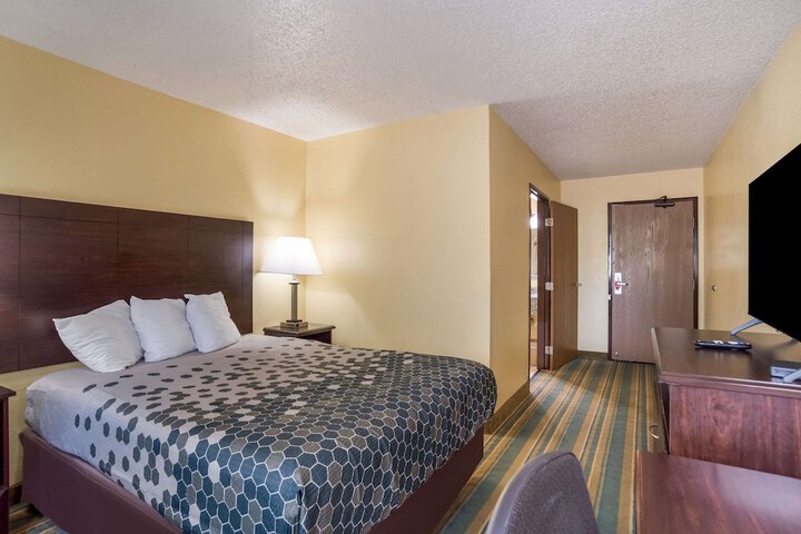 1 Queen Bed (11 of 26)