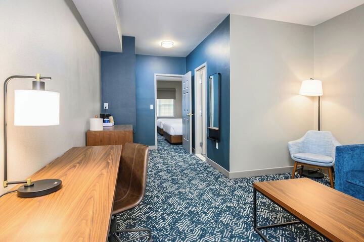 Room 27 of 84