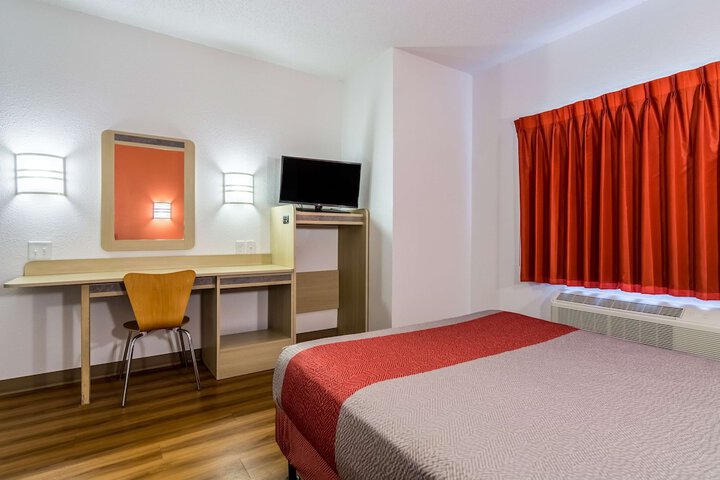 Room 13 of 38