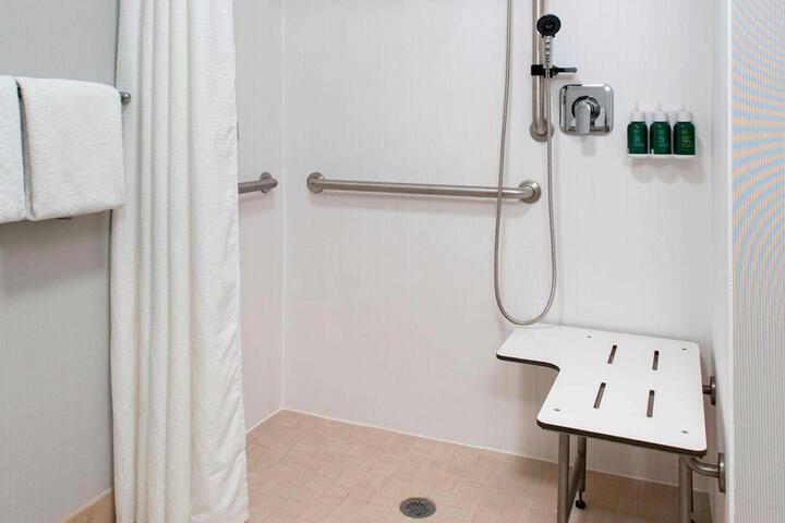 Guest Room King Bed Accessible (7 of 16)