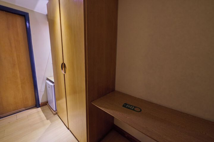 Room 25 of 145