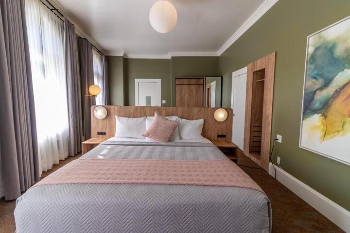 1 King Bed (14 of 16)