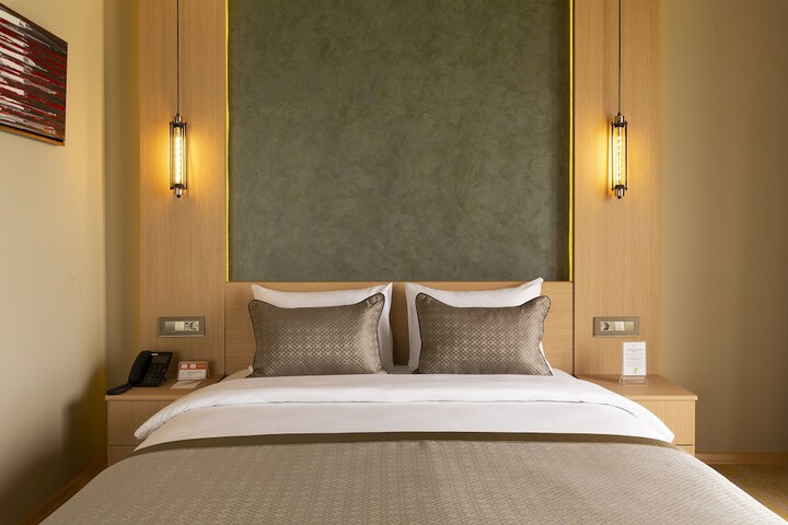 Room 15 of 102