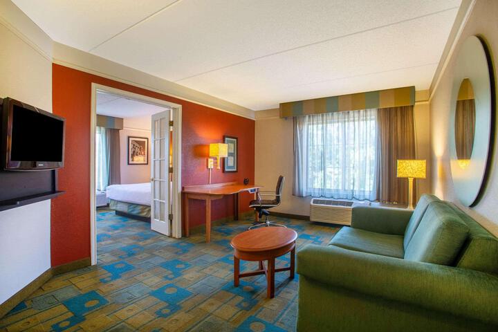 1 King Bed Deluxe Room (3 of 16)