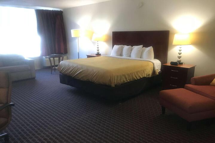1 King Bed (2 of 11)