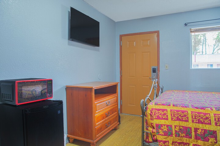 1 Queen Bed (3 of 8)